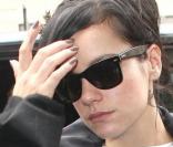 Lily Allen encore dans la tendance avec un très beau vernis taupe-gris à la sortie du défilé Chanel 