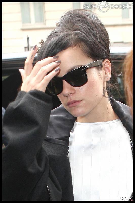 Lily Allen encore dans la tendance avec un très beau vernis taupe-gris à la sortie du défilé Chanel 