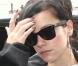 Lily Allen encore dans la tendance avec un très beau vernis taupe-gris à la sortie du défilé Chanel 