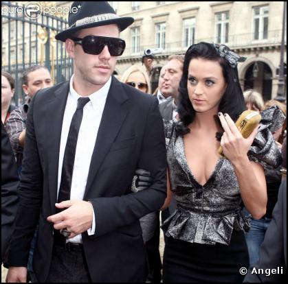 Katy Perry avec des ongles noirs, preuve qu'on peut être classe même en total look black