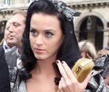 Katy Perry avec des ongles noirs, preuve qu'on peut être classe même en total look black 