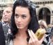 Katy Perry avec des ongles noirs, preuve qu'on peut être classe même en total look black 