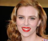 Une bouche gourmande pour passer l'hiver ? On dit oui, mais à condition que nos lèvres soient douces et lisses ! Bravo à Scarlett Johansson pour son rouge orangé 