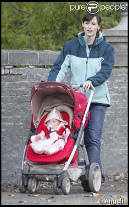 Jennifer Garner dans les rues de Boston avec ces deux adorables filles Violet et Seraphina  