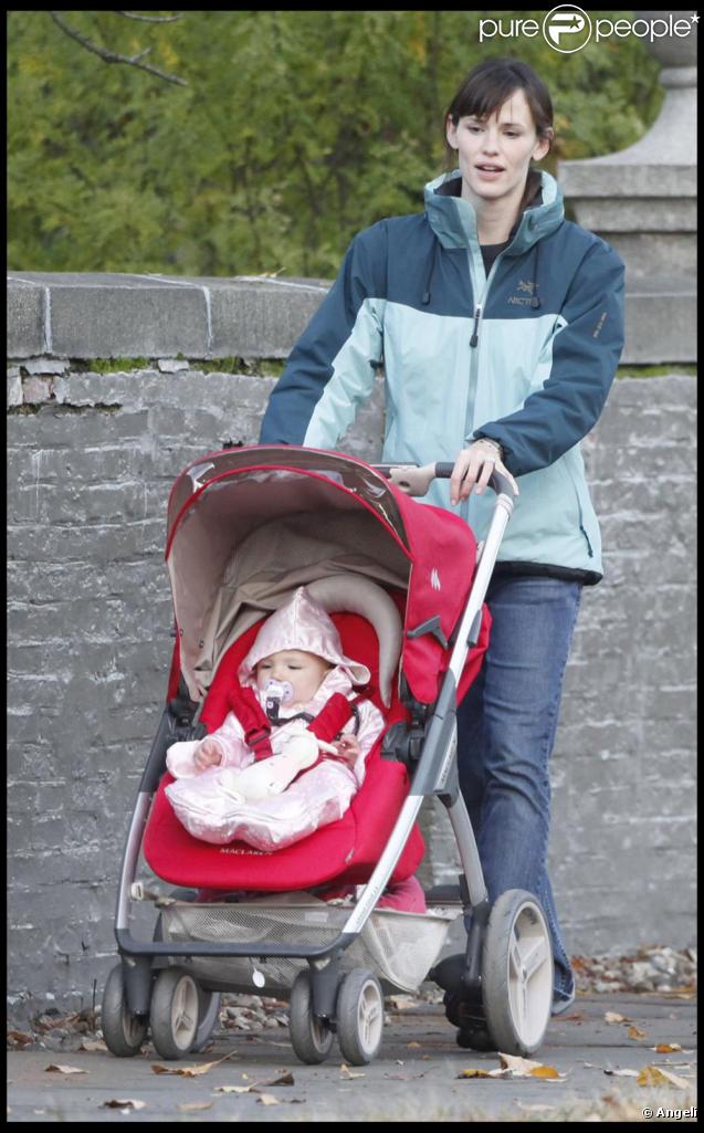 Jennifer Garner dans les rues de Boston avec ces deux adorables filles Violet et Seraphina  