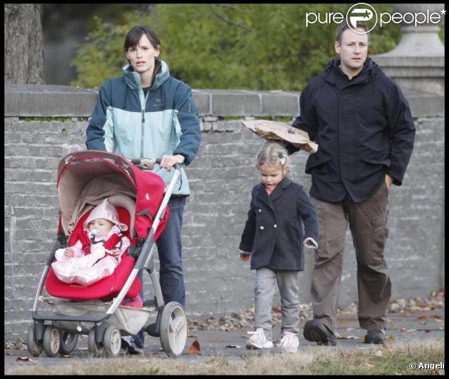 Jennifer Garner dans les rues de Boston avec ces deux adorables filles Violet et Seraphina  