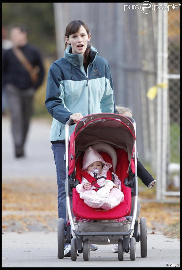 Jennifer Garner dans les rues de Boston avec ces deux adorables filles Violet et Seraphina  