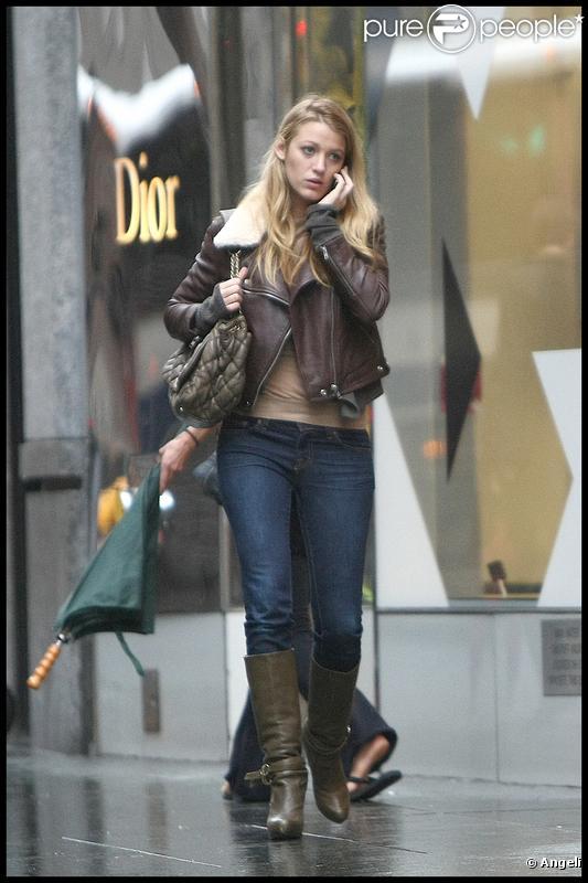 Blake Lively à la recherche du cadeau d'anniversaire de son amoureux Penn Badgley à New York le 28 otobre