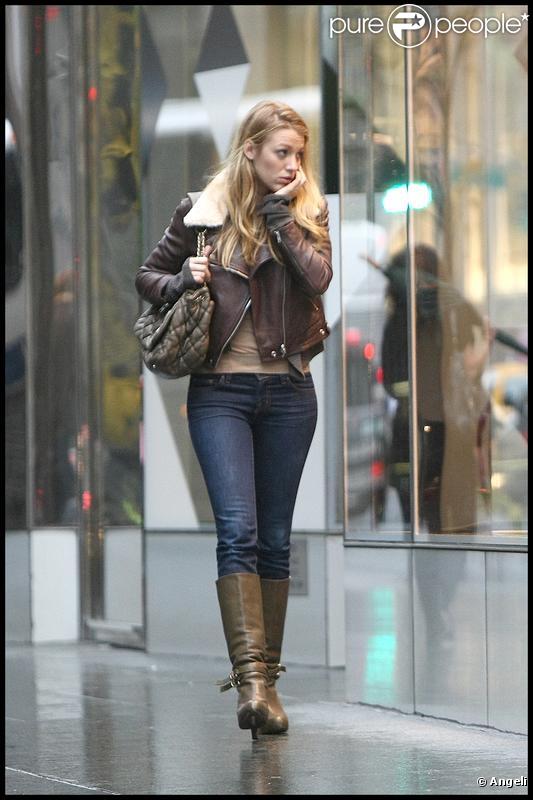 Blake Lively à la recherche du cadeau d'anniversaire de son amoureux Penn Badgley à New York le 28 otobre