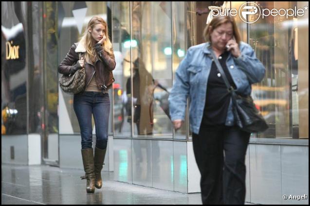 Blake Lively à la recherche du cadeau d'anniversaire de son amoureux Penn Badgley à New York le 28 otobre