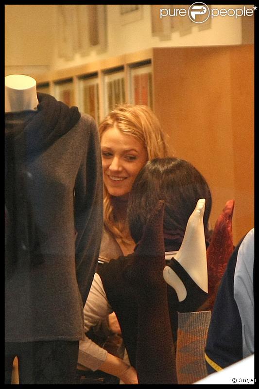 Blake Lively à la recherche du cadeau d'anniversaire de son amoureux Penn Badgley à New York le 28 otobre