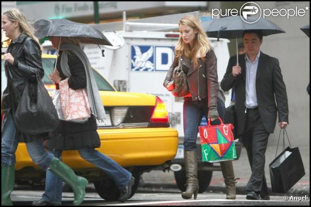 Blake Lively à la recherche du cadeau d'anniversaire de son amoureux Penn Badgley à New York le 28 otobre
