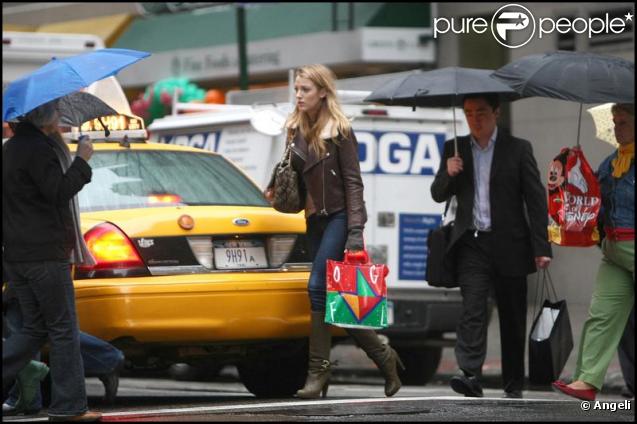 Blake Lively à la recherche du cadeau d'anniversaire de son amoureux Penn Badgley à New York le 28 otobre