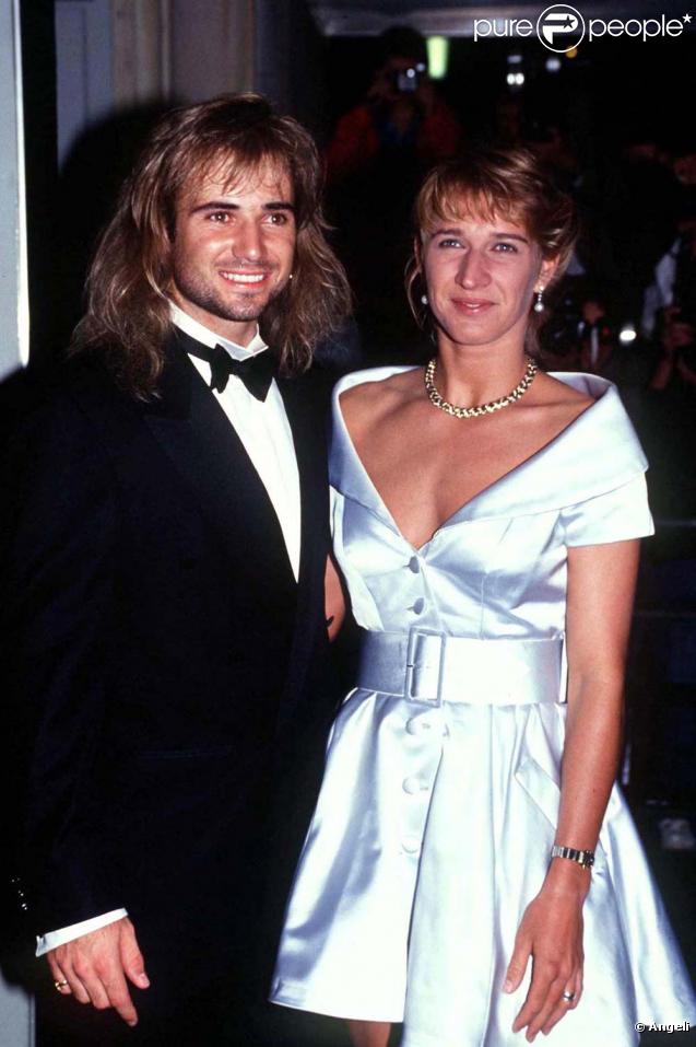 En 1992, sa belle crinière n'est qu'un perruque. Ici avec Steffi Graf qui deviendra sa femme en octobre 2001 ! 