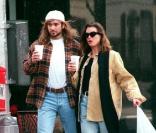 Décembre 94, Agassi porte toujours sa perruque fétiche... Ici avec sa première femme, Brooke Shields ! 