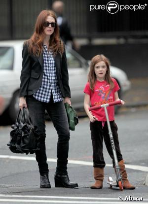 Julianne Moore et sa petite Liv Freundlich, 7 ans, dans les rues de New York se rendent au salon de beauté pour une séance de manucure et de pédicure.