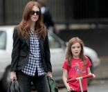 Julianne Moore et sa petite Liv Freundlich, 7 ans, dans les rues de New York se rendent au salon de beauté pour une séance de manucure et de pédicure.
