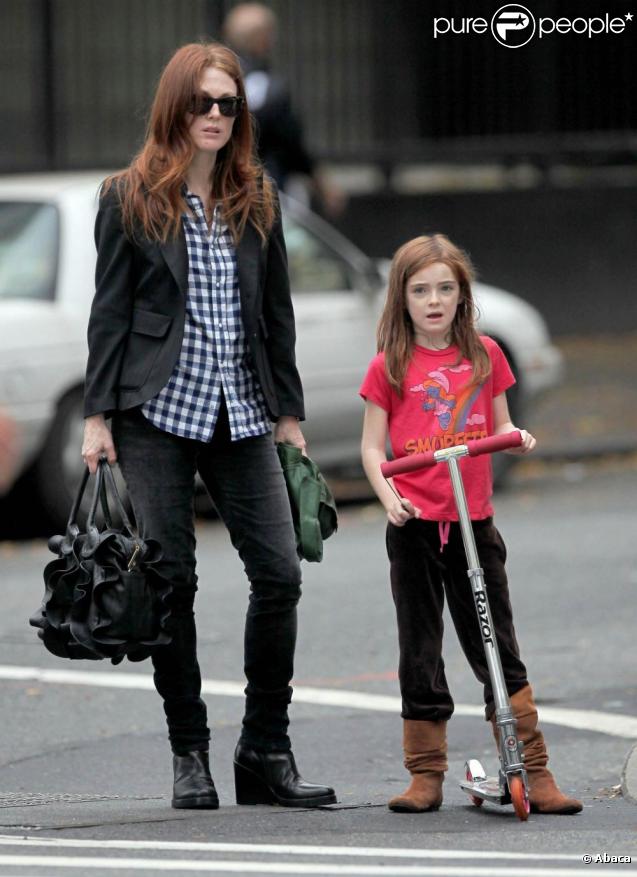 Julianne Moore et sa petite Liv Freundlich, 7 ans, dans les rues de New York se rendent au salon de beauté pour une séance de manucure et de pédicure.