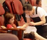 La petite Liv Freundlich se fait pouponner : manucure et pédicure au programme.