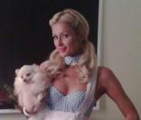 Comme toujours Paris Hilton a trouvé le moyen de se faire remarquer dans cette tenue de Dorothy du Magicien d'Oz version... sexy ! Pour elle Halloween et monstres ne font pas bon ménage ! 