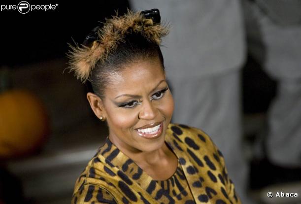 Michelle Obama n'a peur de rien. Et pour Halloween, pas question de ne pas jouer le jeu. La première Dame opte pour la tenue de Catwoman pour le plus grand plaisir de Barack Obama !