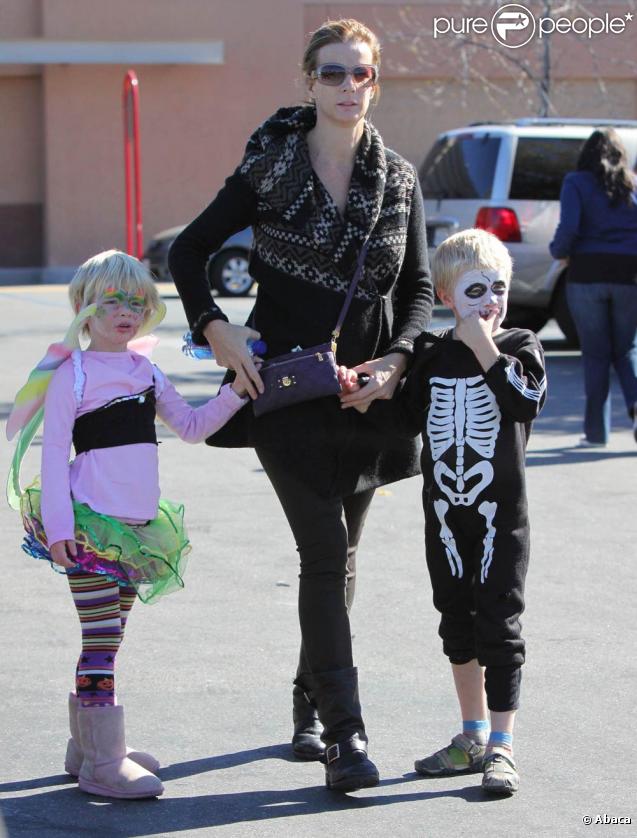 Rachel Griffiths n'est pas vraiment dans l'esprit de la Fête des morts, mais ses enfants eux, sont au top ! 