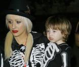 Christina Aguilera et son petit Max Liron sont d'adorables squelettes pour fêter Halloween ce 31 octobre 2009 ! 