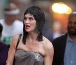 Brooke Shields se la joue reine d'Egypte au côté de ses deux adorables poupées le 31 octobre 2009. Si Kamel Ouali la voyait, aucun doute, il l'a prendrait au casting ! 