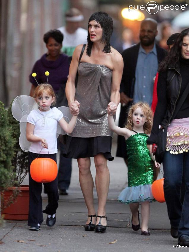 Brooke Shields se la joue reine d'Egypte au côté de ses deux adorables poupées le 31 octobre 2009. Si Kamel Ouali la voyait, aucun doute, il l'a prendrait au casting ! 