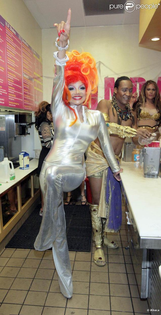 LaToya Jackson a trouvé sa reconversion, elle veut devenir... astronaute ! Une tenue aussi déjantée qu'étrange pour fêter Halloween ! 