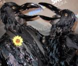 Heidi Klum et Seal étaient les hôtes de la soirée la plus glam' d'Halloween. Le couple est arrivé déguisé en oiseau de mauvaise augure. Terrifiants mais terriblement amoureux !