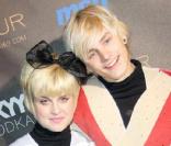 Kelly Osbourne et son boyfriend Luke Worral sont vraiment déjantés. Ils ont donc opté pour un déguisement... d'oeuf au plat de bacon ! Avis à tous les gourmands ! 