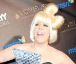 Perez Hilton est vraiment complètement déjanté. Alors quoi de mieux que de se glisser dans la peau de la chanteuse la plus excentrique de l'année... Lady Gaga ! Perez, on en est gaga ! 
