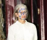 Plutôt discrète la photographe annie Leibowitz a choisi de ne porter que du maquillage en guise de déguisement ! 