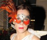 Anna Friel est ravissante dans toutes situations... Même Halloween ! L'actrice est apparue dans une robe de soirée satinée des plus glamour avec pour seul déguisement... un simble masque. La classe anglaise ! 