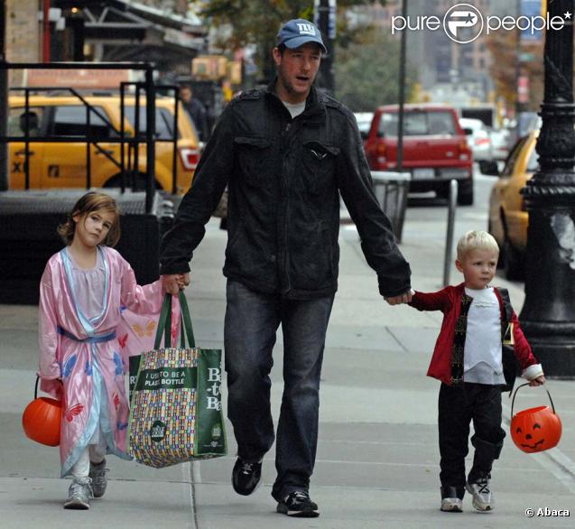  Edward Burns et ses enfants Grace et Finn. Si le mari de l'ex-top Christy Turlington n'a pas joué le jeu niveau costume, il a accompagné ses beaux enfants faire du porte à porte demander des bonbons, le 31 octobre 2009 ! 