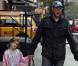  Edward Burns et ses enfants Grace et Finn. Si le mari de l'ex-top Christy Turlington n'a pas joué le jeu niveau costume, il a accompagné ses beaux enfants faire du porte à porte demander des bonbons, le 31 octobre 2009 ! 