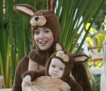 Alyson Hannigan est vraiment la plus cool des mamans. L'un des costumes les plus mignon de cette année, le 31 octobre 2009 !
