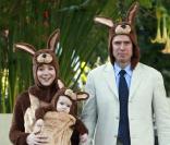 Halison Hannigan nous la joue famille Kangourou avec son mari (très décalé) et sa petite Satyana, le 31 octobre 2009 !