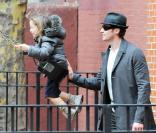 Hugh Jackman se promène dans un parc pour enfants à New York avec sa femme Deborrra-Lee Furness et leur fille Ava le 2 novembre 2009