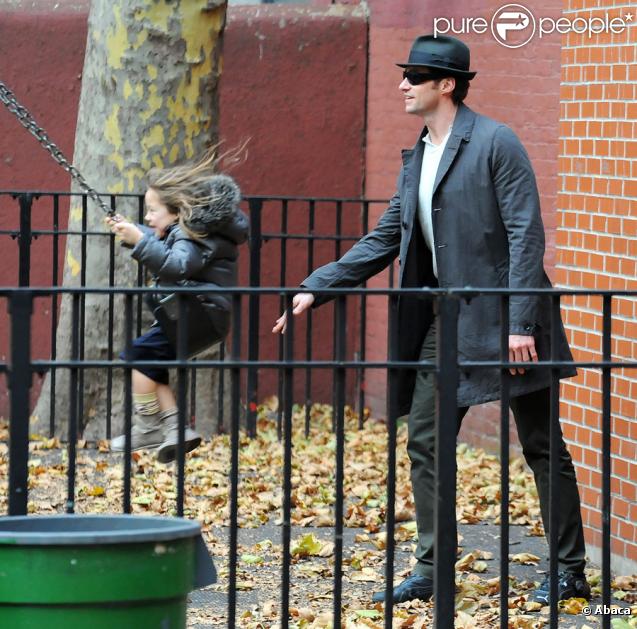 Hugh Jackman se promène dans un parc pour enfants à New York avec sa femme Deborrra-Lee Furness et leur fille Ava le 2 novembre 2009