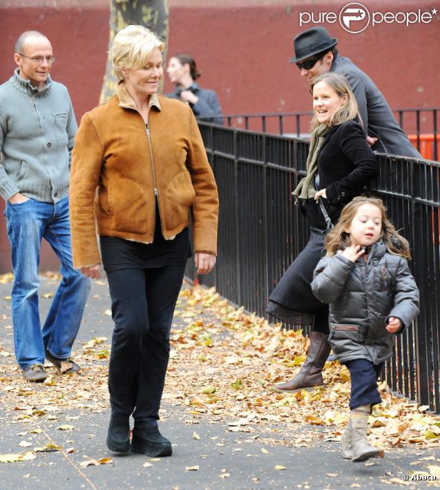 Hugh Jackman se promène dans un parc pour enfants à New York avec sa femme Deborrra-Lee Furness et leur fille Ava le 2 novembre 2009