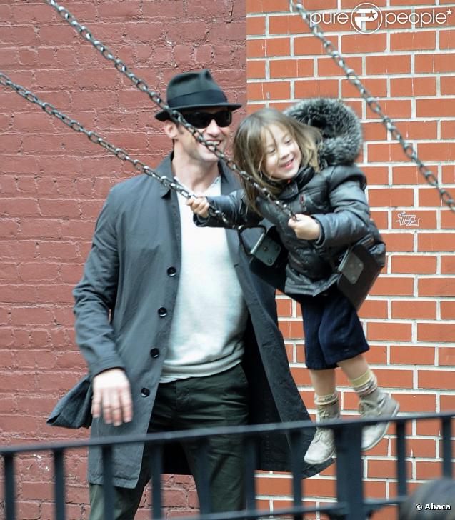 Hugh Jackman se promène dans un parc pour enfants à New York avec sa femme Deborrra-Lee Furness et leur fille Ava le 2 novembre 2009