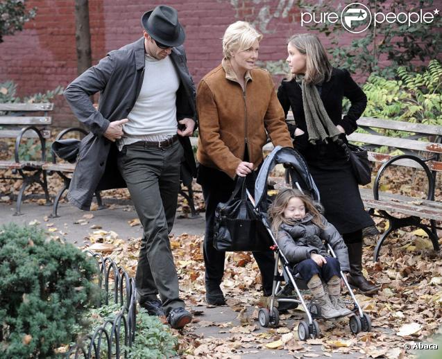 Hugh Jackman se promène dans un parc pour enfants à New York avec sa femme Deborrra-Lee Furness et leur fille Ava le 2 novembre 2009