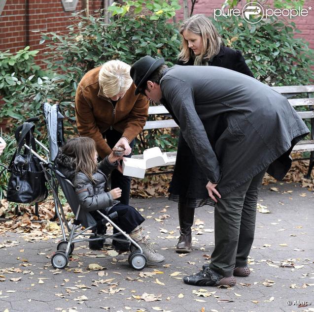 Hugh Jackman se promène dans un parc pour enfants à New York avec sa femme Deborrra-Lee Furness et leur fille Ava le 2 novembre 2009