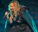 Tout au long de la soirée, Leona Lewis a fait le show dans de somptueux costumes tous plus féériques les uns que les autres.