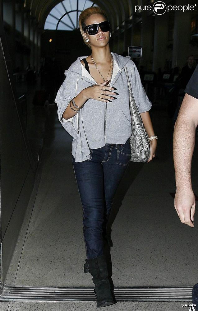 Rihanna arrive à l'aéroport de Los angeles, LAX, le 3 novembre 2009