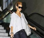 Rihanna arrive à l'aéroport LAX de Los Angeles le 3 novembre 2009 et esquisse un joli sourire !