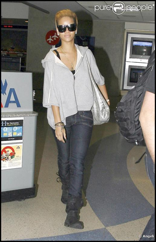 Rihanna arrive à l'aéroport LAX de Los Angeles le 3 novembre 2009 et esquisse un joli sourire !