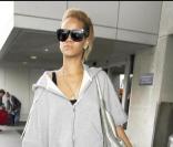 Rihanna arrive à l'aéroport LAX de Los Angeles le 3 novembre 2009 et esquisse un joli sourire !